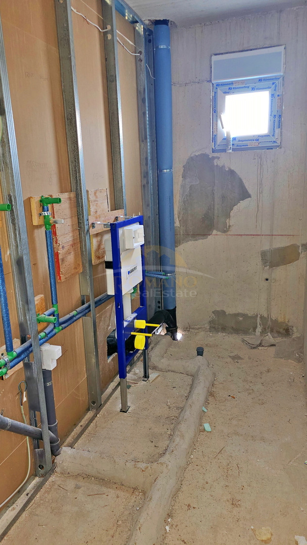 PRODAJA: Prostoren trisobni stan z velikim vrtom – Kaštel Stari (novogradnja)